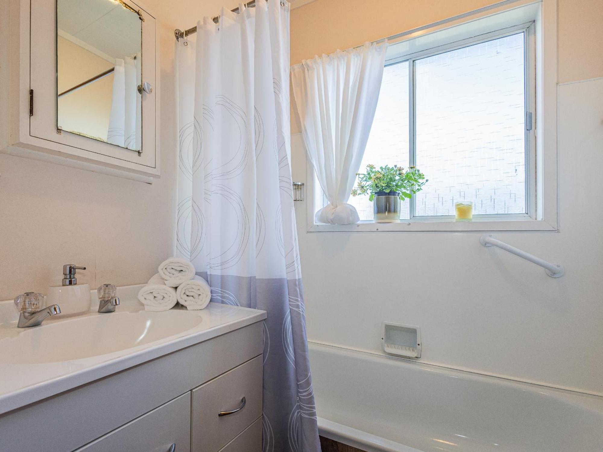 Central Riverside Retreat - Taupo Holiday Home Εξωτερικό φωτογραφία