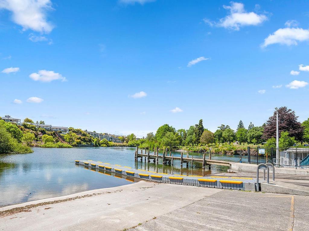 Central Riverside Retreat - Taupo Holiday Home Εξωτερικό φωτογραφία
